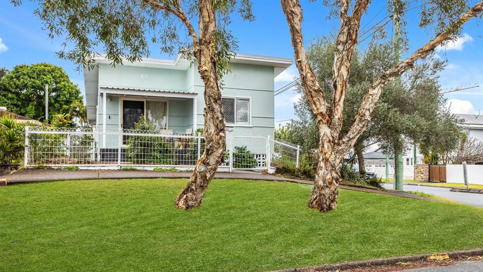 Palm Beach Cottage, Walk To Beach Gold Coast Holiday home